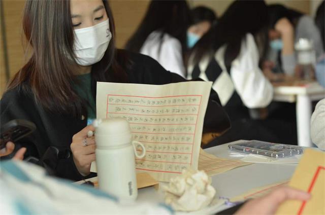 【完满团支部】以书会友 展信舒颜——经济与管理学院金融2201班完满团支部活动