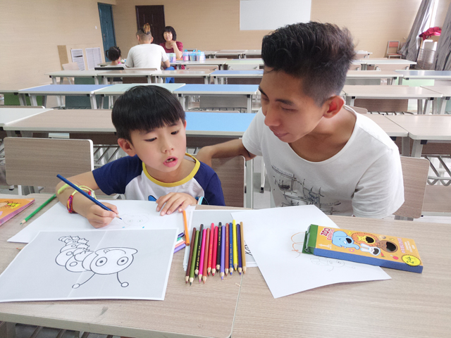 艺术传媒系“小葵花”课堂用七彩画笔描绘欢乐童年