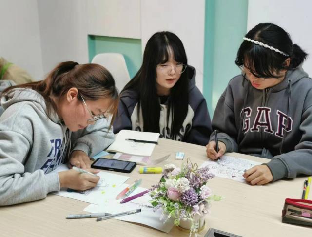 【完满班级】我以我手执新笔 我以我心绘班徽——远景2201班10月完满班级活动