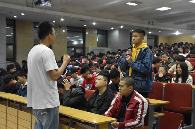 【辅导员说完满】丰收季里看青扬 完满场上话桑麻——大数据学院、信息工程学院“三下乡”主题班会