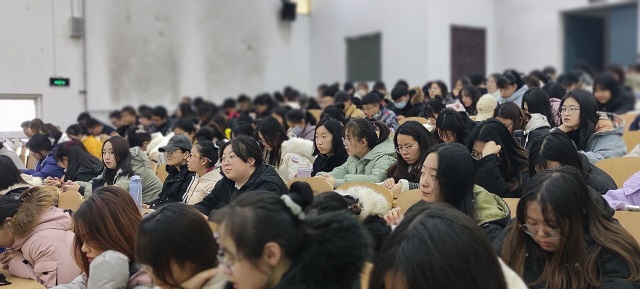 【辅导员说完满】调整心态 明确目标——经济与管理学院开展对内卷说“go away”，对emo说“no way”主题年级会