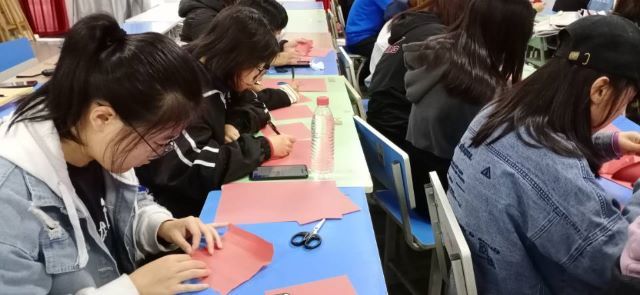 【完满班级】“勿忘同窗意 长存校园情”剪纸比赛——艺术传媒学院动画1901班举办完满活动