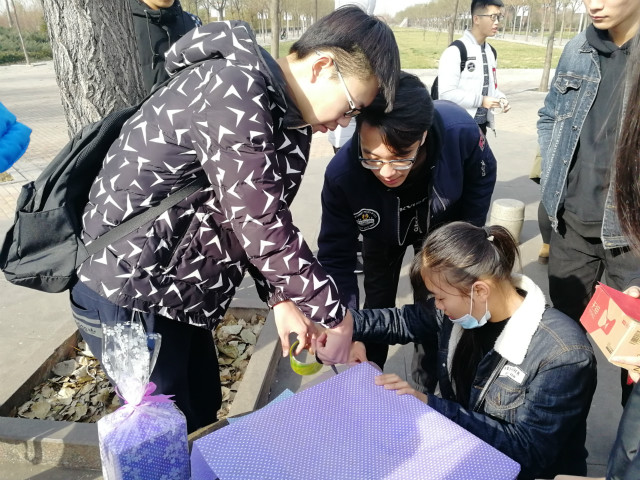 【完满班级】寒冬中的爱心速递——经管系物流1602班开展“每一个孩子都是未来 每一件厚衣都有温度”公益助力行动