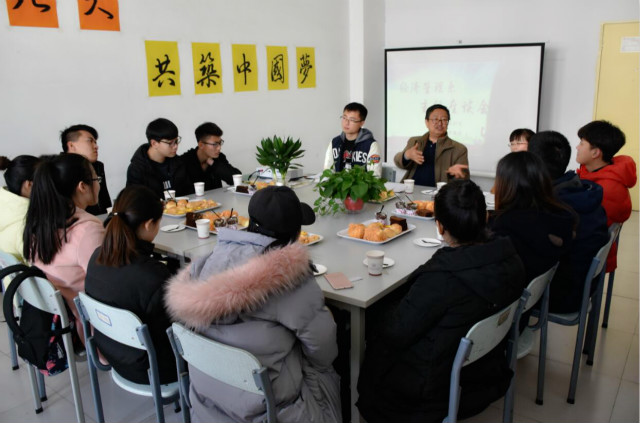 艰辛前行路 暖心话语指引方向——经济管理系主任共膳日和座谈会