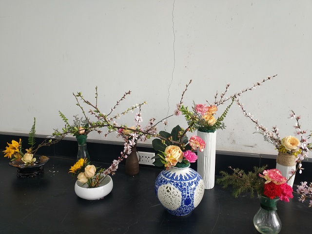 【社团快讯】把春光扎进花器里——花艺协会思维“插花知识”小课堂