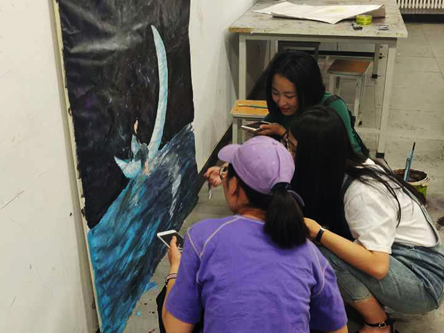 【完满班级】集体创作 放飞梦想——艺术传媒学院视觉1802班“季月初来,画笔挥舞”集体绘画创作活动