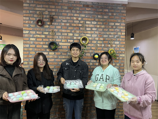 【完满团支部】厨下炊炊 共话团圆——淬炼·国际商学院人资2202班完满团支部活动