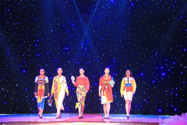 “艺彩”艺术传媒系2016服装毕业设计作品秀