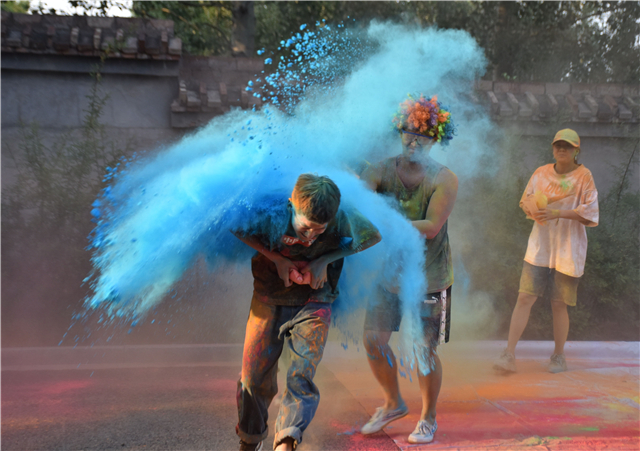 “要你出彩”炫酷彩虹跑成功落下帷幕