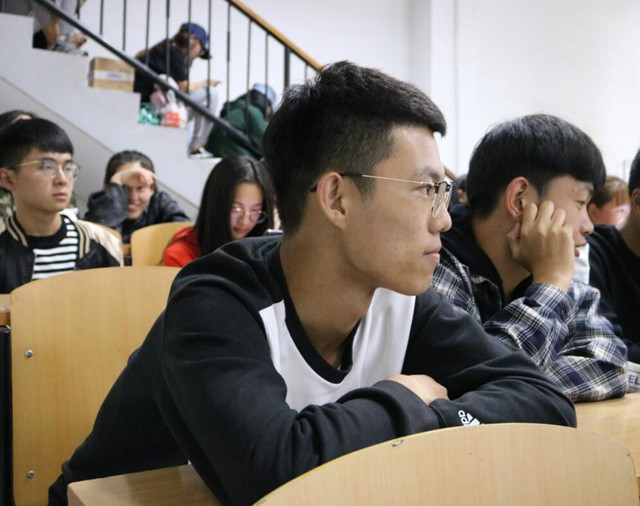 【辅导员说完满】信院地图说 愿往后自由温暖——经济与管理学院2018级新生入学教育活动