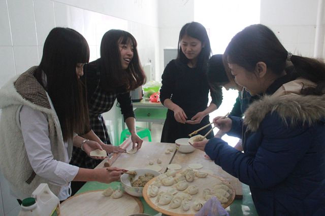 远景学院师生包饺子迎冬至