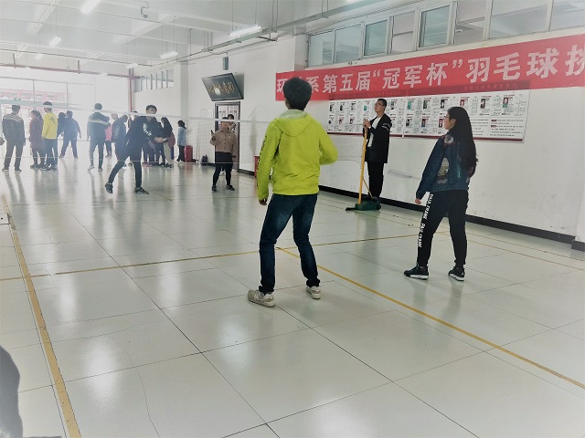 球拍挥舞显激情 “羽”弈搏斗展青春——环科系举办第五届“冠军杯”羽毛球挑战赛