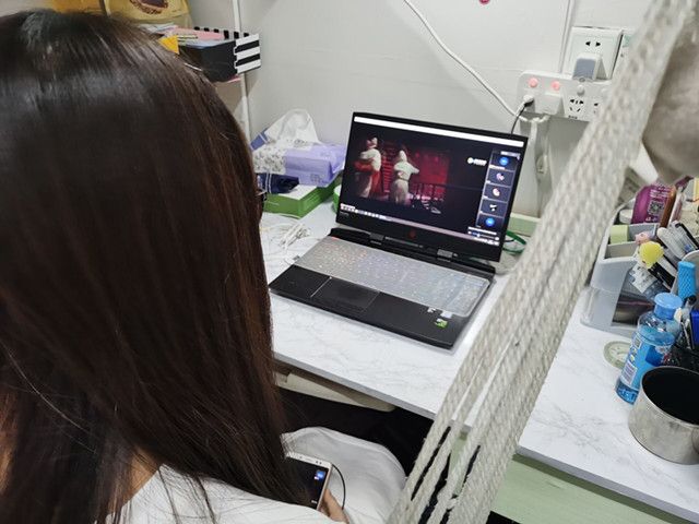 【完满班级】时光荏苒 爱国依旧——环设1802班举办《我和我的祖国》观影