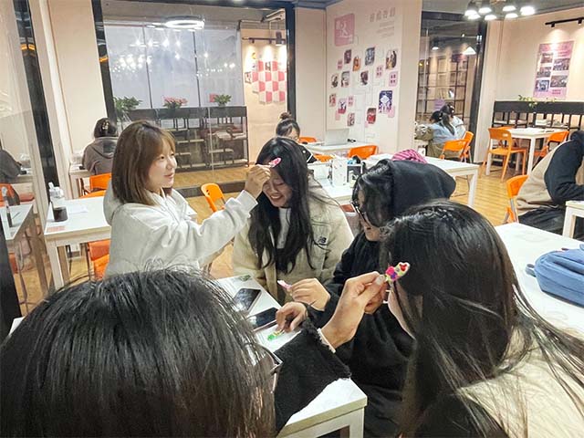 【完满团支部】奶油胶的DIY之旅——艺术传媒学院环设2302班奶油胶DIY完满团支部活动