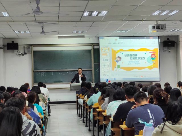 【辅导员说完满】以清醒自律 抵制娱乐至死——经济与管理学院2023级辅导员说完满活动