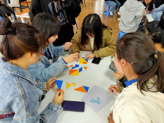 【完满班级】创新青春雷锋月 淬炼学子放飞公益之心