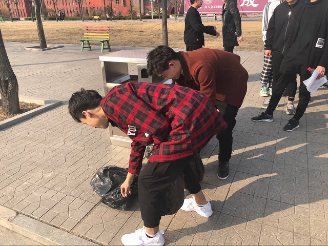 【完满班级】守护校园母亲 筑建理想家园——动画1701班举办“清理校园白色污染”完满班级活动