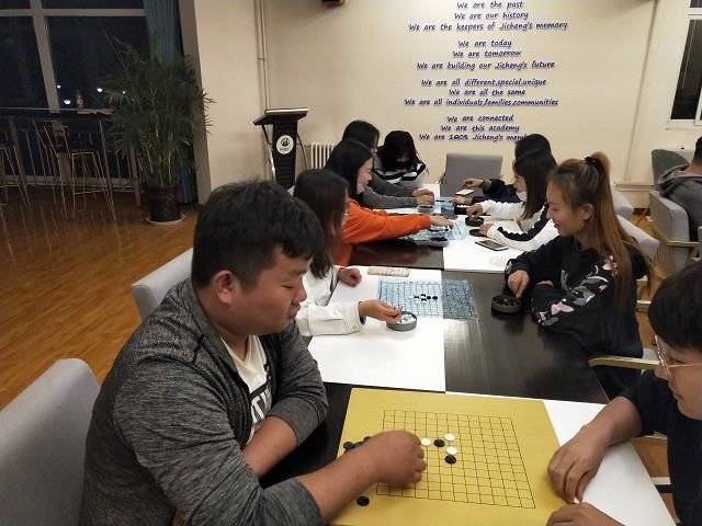 【完满班级】“思辨箕城 桌游之夜”五子棋趣味赛——艺术传媒学院产品1601完满班级活动