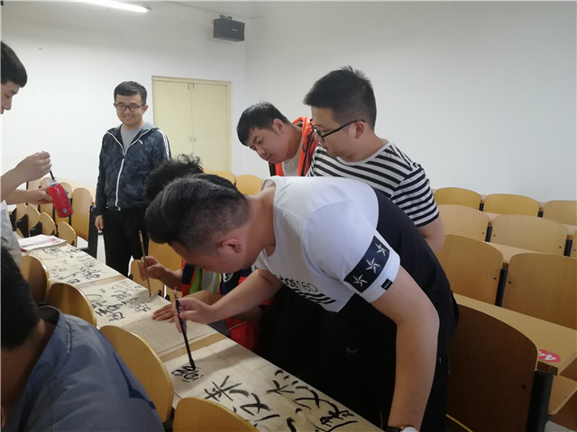 【完满班级】阐释书法精神 传承文化精髓——智能工程学院机电1601班举办“毛笔字大赛”完满班级活动