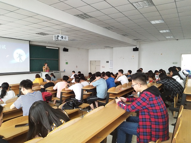 【辅导员说完满】民以食为天 人以信为——食品与环境学院开展2017级诚信考试主题年级会