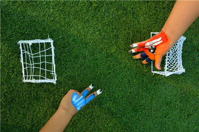 前行第159期:战况激烈 信院学子手绘百球火热引燃世界杯