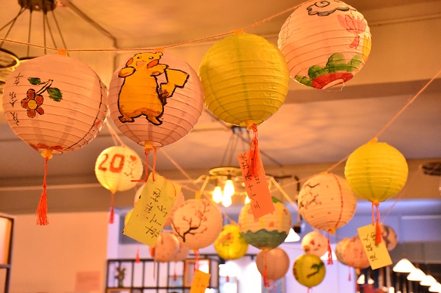 杏花学子巧手染灯笼 感受家文化