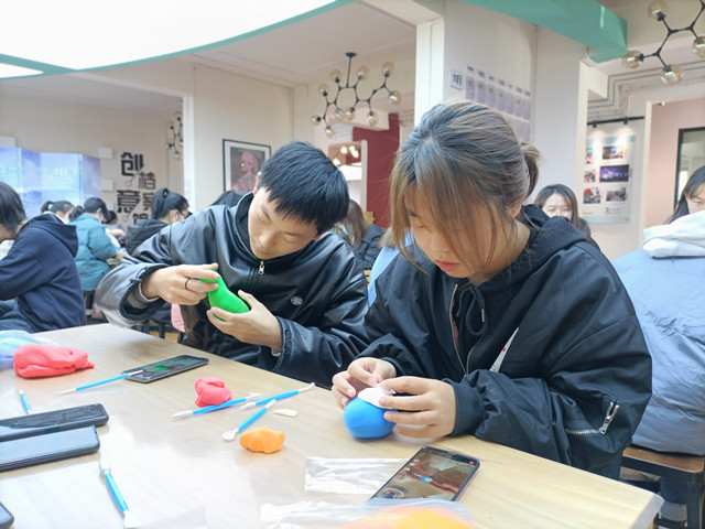 【完满班级】笔舞青春 艺术点缀人生——淬炼·国际商学院行管2002班完满班级活动