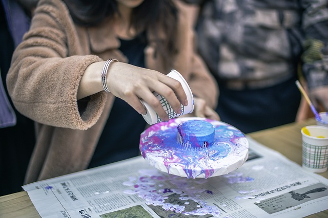 【完满班级】春风十里 邂逅芳华——艺术传媒学院环设1606班举办“流体画艺术体验”完满班级活动