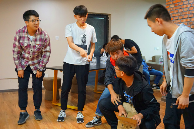 【戏剧节】虽为笼中鸟 也争一片天——话剧《鸟人》幕后篇