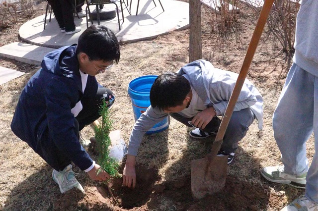 植树增绿 党旗增辉——远景学院植树节主题活动