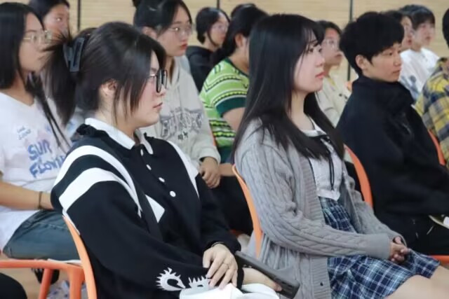 从“扎根”到“抽穗”:学生干部的成长之路——经济与管理学院主题教育讲座