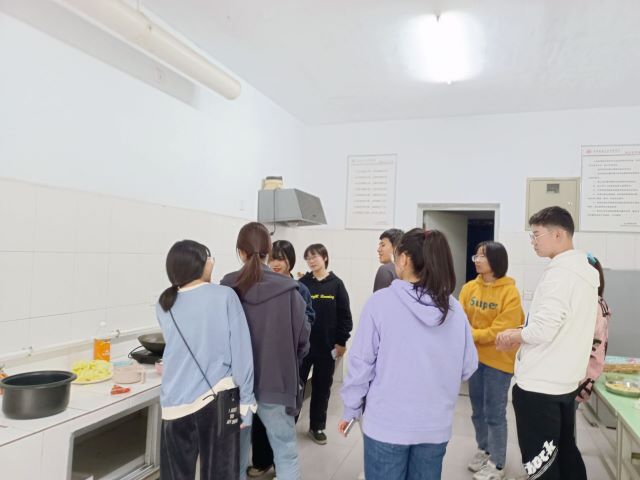 解读美味秘诀 分享妈妈味道——远景学院举办“她的味道”烹饪大赛右岸书院选拔赛