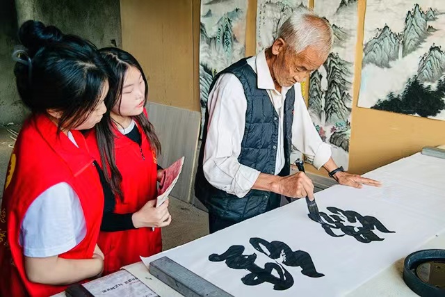 【三下乡】进艺轩旧巷·文化传承人李旺山与雅韵来堡的十年相约——经济与管理学院“经”缘晋乡实践团文化篇