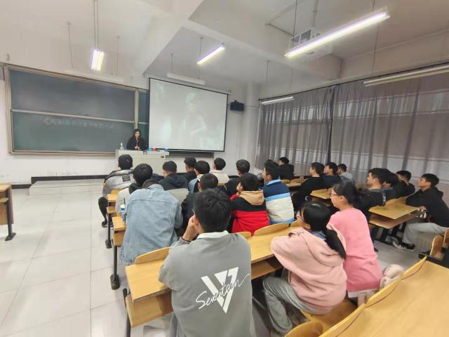 【完满班级】《我与我的父辈》电影评论——智能工程学院机制2102班完满班级活动