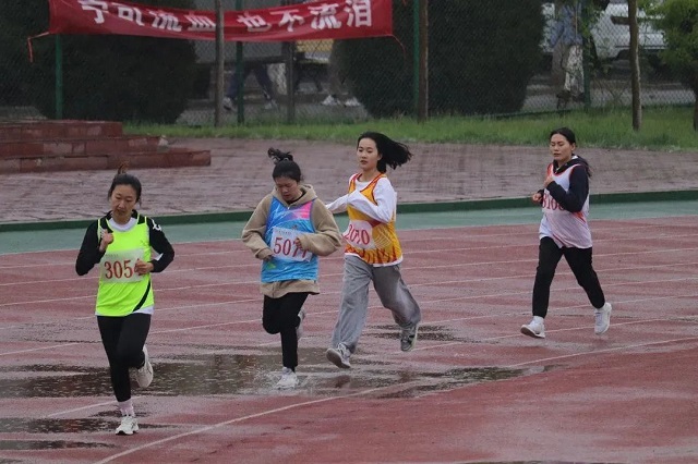 不同视角观校运 经管学子意气扬