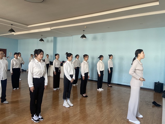 9次课程、14小时、810分钟 见证58名学员的完美蜕变——2021-2022学年校院两级礼仪培训结业考核