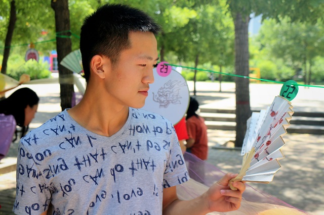 巧用中国元素 我校首届折扇扇面设计大赛成功举办