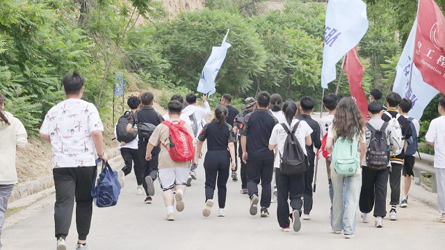 GO!一场说走就走的“拉练”——大数据学院、信息工程学院 太古科幻学院师生徒步活动