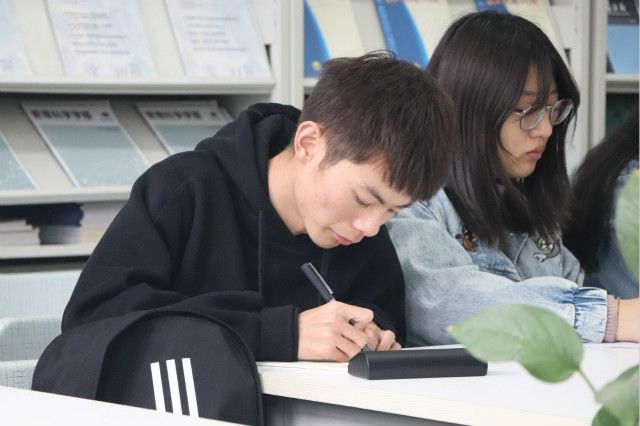 点亮启航航标 共话未来发展——经济与管理学院院长座谈会