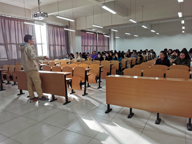 【辅导员说完满】明晰未来规划 争做时代新星——经济与管理学院17级房产、经管、区域、物流专业主题年级会