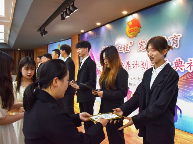 【青马工程】青春绽放 梦想起航——大数据学院、信息工程学院&食品与环境学院“青马工程”完满教育学生骨干知行班培养计划结业仪式