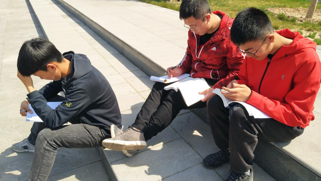 【完满班级】校园溢满书香 好书伴我成长——远景1703班举办读书日活动