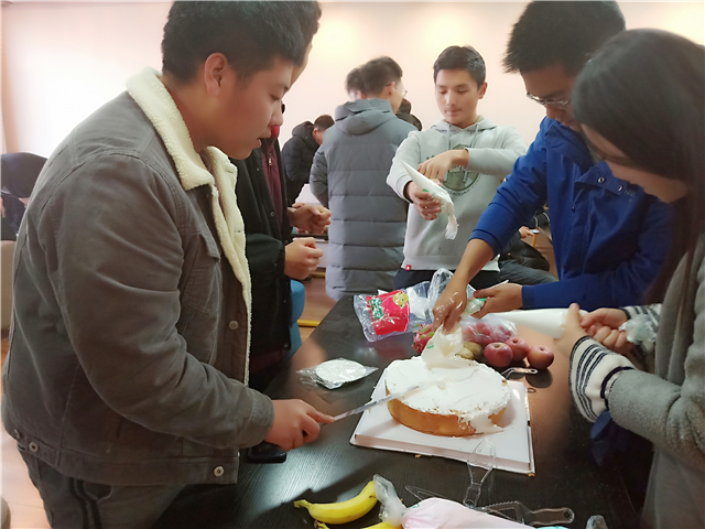 【完满班级】创出不同 甜在心中 ——网工1802“手工蛋糕DIY制作”活动