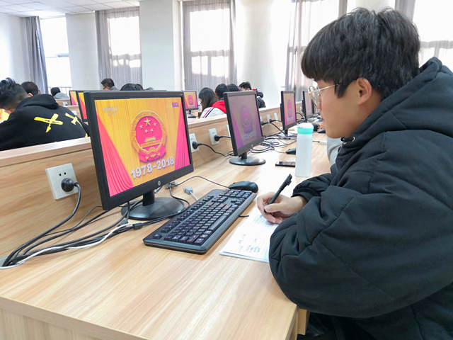 组织观看中央庆祝改革开放40周年大会现场直播