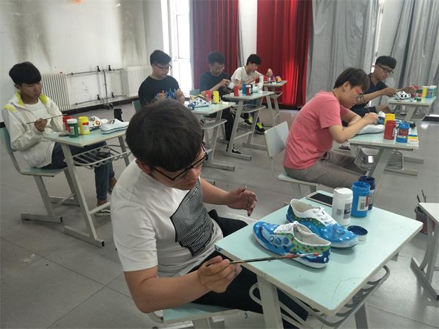艺术传媒系成功举办第二届“传媒杯”手绘鞋艺大赛