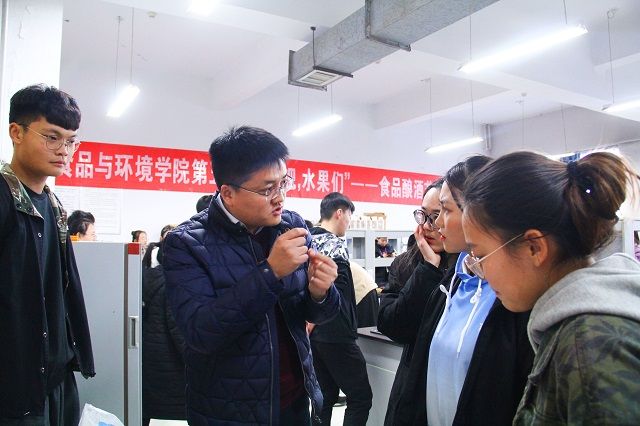 巧手巧心展巧艺——食品与环境学院第五届“蒸馏吧 水果们”食品酿酒大赛