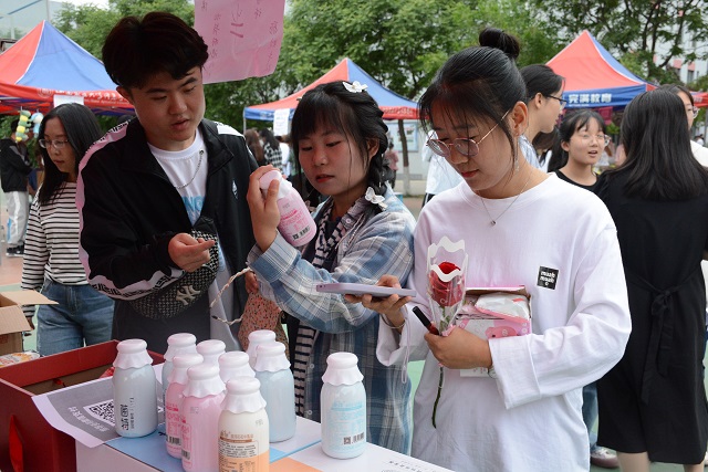 【1+1>2】搭建“理论+实践”育人平台 练就新商科营销思维——淬炼&青藤联合举办第七届“学以致用 职域行销”校园营销节