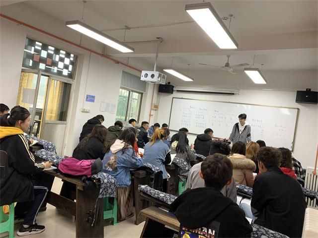 【完满班级】万人空港 喜迎国庆 创意绘画大赛比拼——艺术传媒学院动画1902班举办完满班级活动