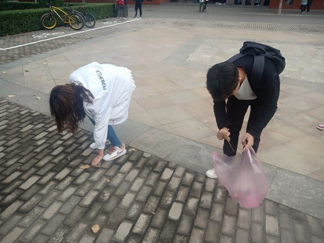 【完满班级】金秋拾金 守护最美校园——动画1701 扫清障碍共建未来完满班级活动