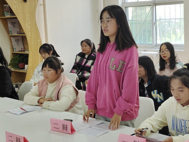 群雄舌战展雄风 争锋相对辩天下——商务英语学院“舌战群儒，辩驳古今”之第九届中英文辩论赛